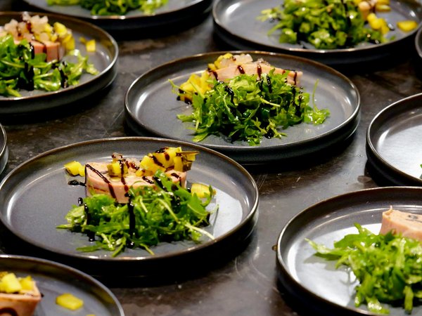 Parcours sensoriel et éthique d'un traiteur à paris, maître des matériaux compostables