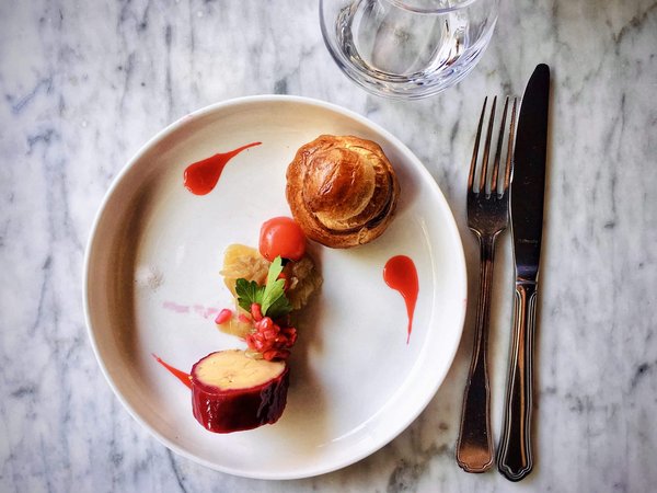 Comment intégrer des éléments de la cuisine méditerranéenne dans un menu de restaurant de plage?