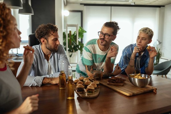 Comment organiser des événements gastronomiques mensuels pour explorer la cuisine des différentes régions?